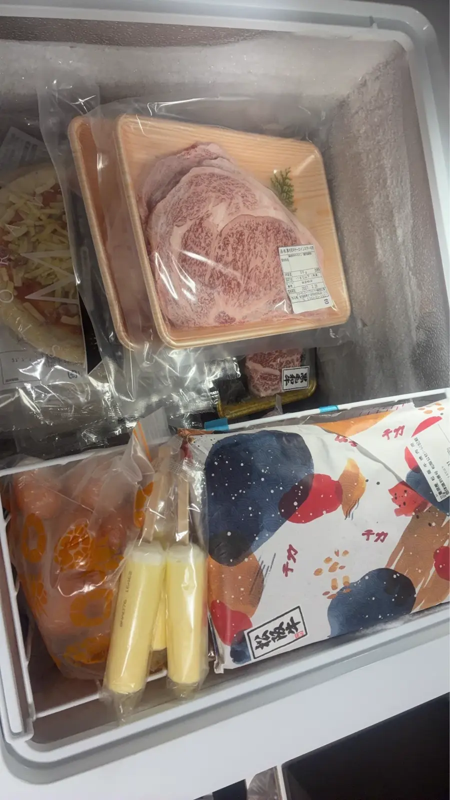 冷凍庫に並んだ肉のパック